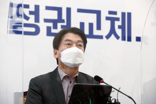 안철수 국민의당 대표가 지난 4일 국회에서 열린 최고위원회의에서 발언하고 있다. 연합뉴스